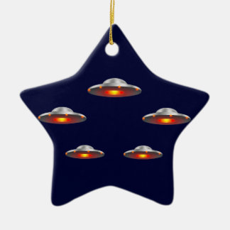 Conte de Noël Ufo_flying_saucers_christmas_ornament-r1b95435cc1da4ea4aff13cb87ab6a004_x7s2g_8byvr_324