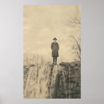 Un hombre en un acantilado posters