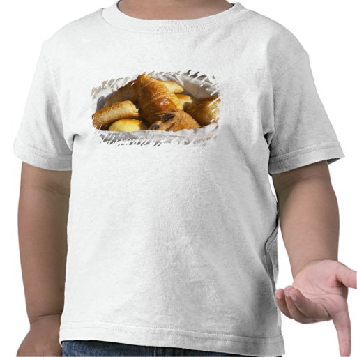 Una cesta de mimbre del desayuno con los croissant camiseta