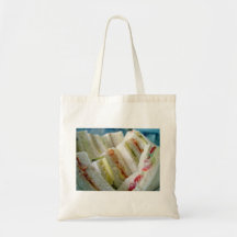Una gama de bocadillos en la exhibición bolsas