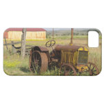 USA, Oregon, Shaniko. Rusty vintage tractor in iPhone 5 Cover