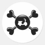 Vespas de la bandera pirata etiqueta redonda