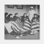 Viejas mujeres de la foto que hacen la bandera ame imán para frigorifico