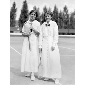 Vintage tennis fashion: Women wearing white at the Tennis Champions, 1913