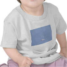 Yate en la niebla camiseta