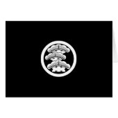 丸に左三階松 (Front Horizontal)