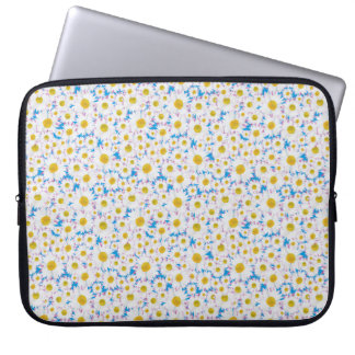 15-inch Laptop Sleeve: Ditzy White Daisies on Blue Laptop Sleeve