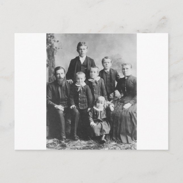 1900's Family Portrait Postcard (Front)