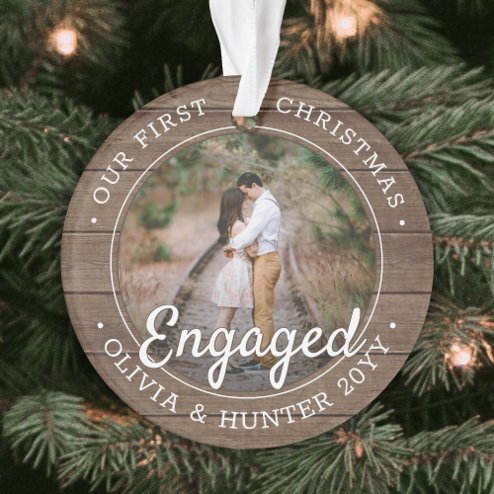 What Christmas looks like in 2026 - Pink Dramatic personalized gifts for you 2 Photo First Christmas Engaged Rustic Faux Wood Ornament – populair kerstcadeau en kerstdecoratie 2026