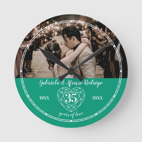 35th Wedding Anniversary heart emerald green Round Clock
