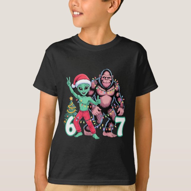 6 7 Meme Christmas Alien Sasquatch Six Seven Fun  T-Shirt (Front)