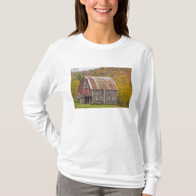 A barn in Vermont's Green Mountains. Hancock, T-Shirt (Front)