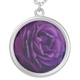 A elegant silver plated necklace