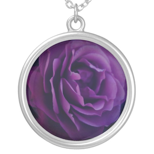 A elegant silver plated necklace (Front)