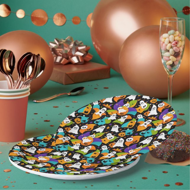 A Ghostly Halloween pattern Paper Plates (Multi)