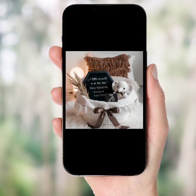 A minimal gender neutral pregnancy announcement  (Front Digital)