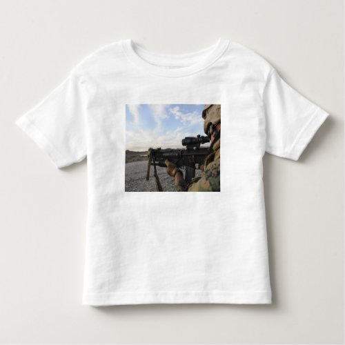 A soldier sights in to fire on a target toddler t_shirt