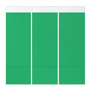 A vibrant green leaf with prominent veins and a de triptych