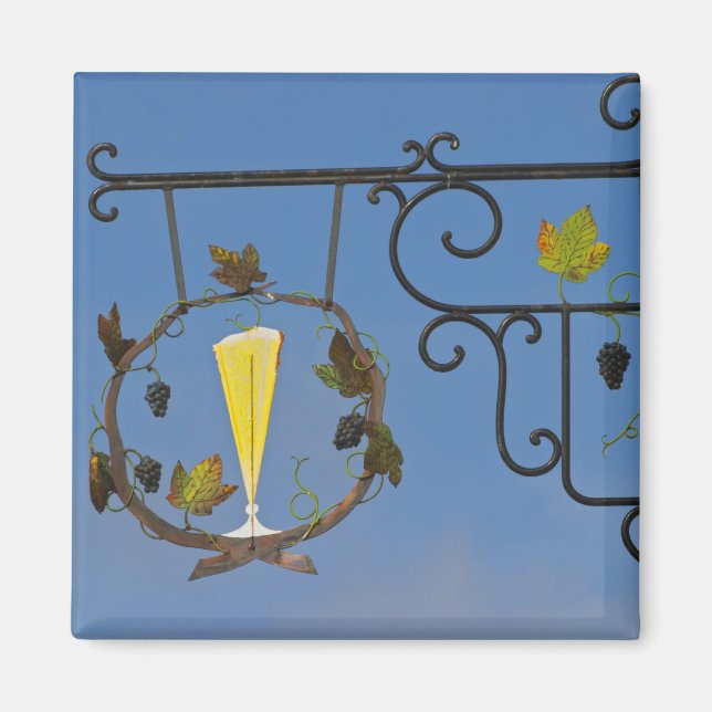 A wrought iron sign that illustrates the theme magnet (Front)