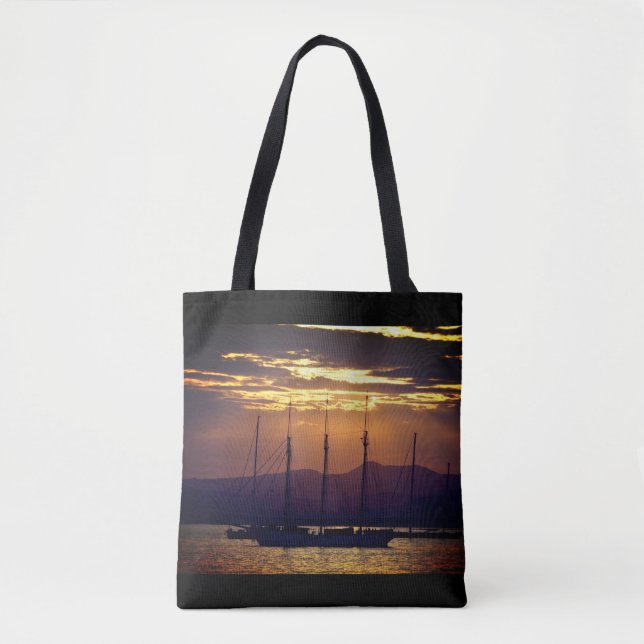 Abendfoto eines Segelschiffs Tote Bag (Front)