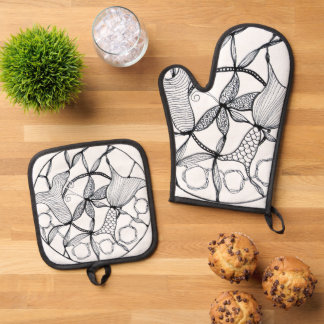Abstract design of flowers and butterflies oven mitt & pot holder set