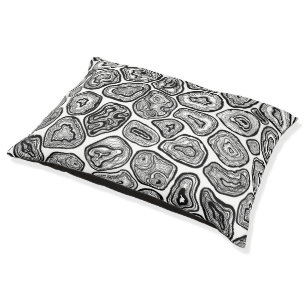 Agate slices in black and white pet bed