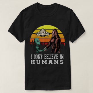 Alien Bigfoot UFO Retro Funny Design T-Shirt
