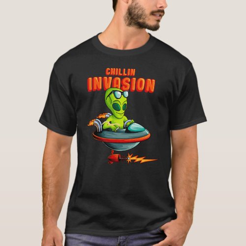 Alien chillin invasion T_Shirt