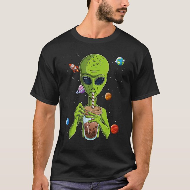 Alien Drinking Bubble Tea Booba Ufo Extraterrestri T-Shirt (Front)