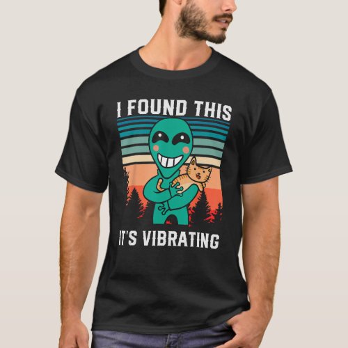 Alien holding purring cat  I Found This  It s Vibr T_Shirt