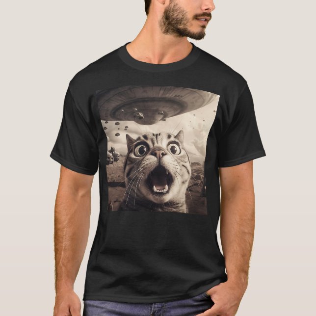Alien UFO Funny Cat Selfie Scared Cat Lover Spaces T-Shirt (Front)