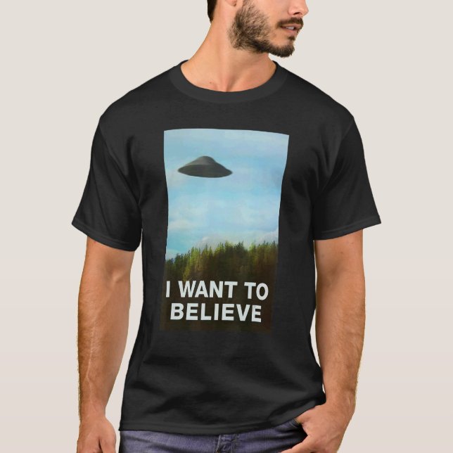 Alien Ufo Hunter  I Want To Believe Ufo Day T-Shirt (Front)