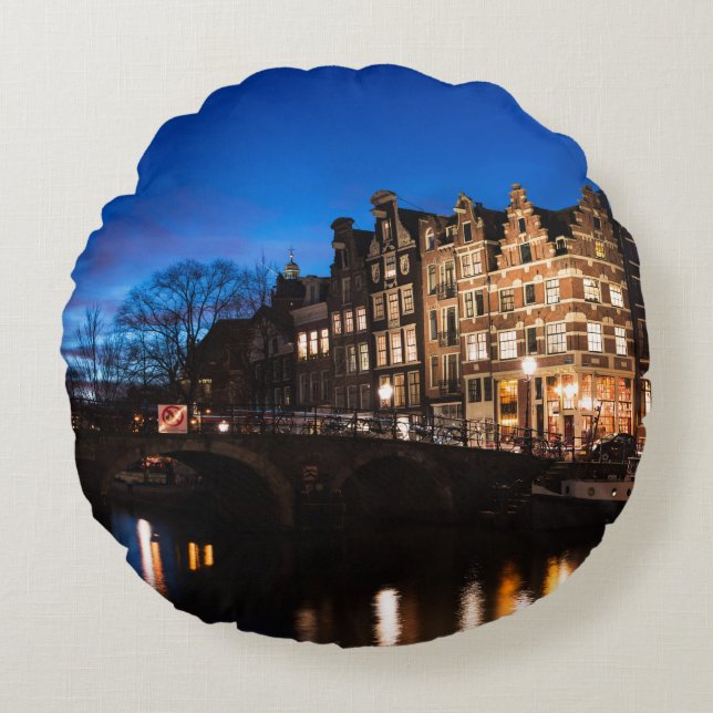 Amsterdam canal houses at night round pillow (Front)