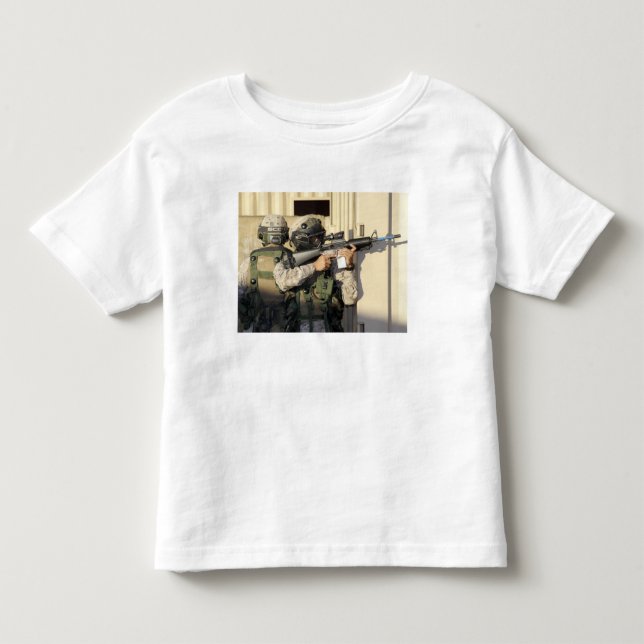 An infantry scout aims his weapon toddler t-shirt (Front)