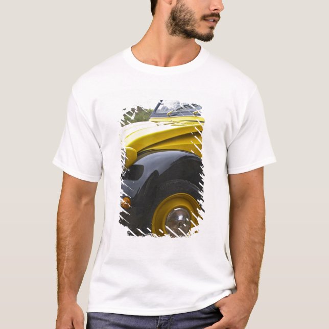 An old black and yellow Citroen 2CV 2 CV, T-Shirt (Front)