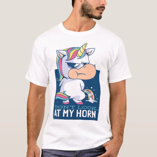 Angry unicorn pees funny rainbow colours pipe T_Shirt