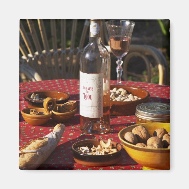 Aperitif and appetizers prepared: bread, olives, magnet (Front)