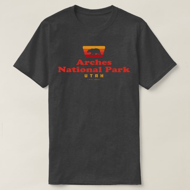 Arches National Park Retro Badge Bear Red T-Shirt (Design Front)