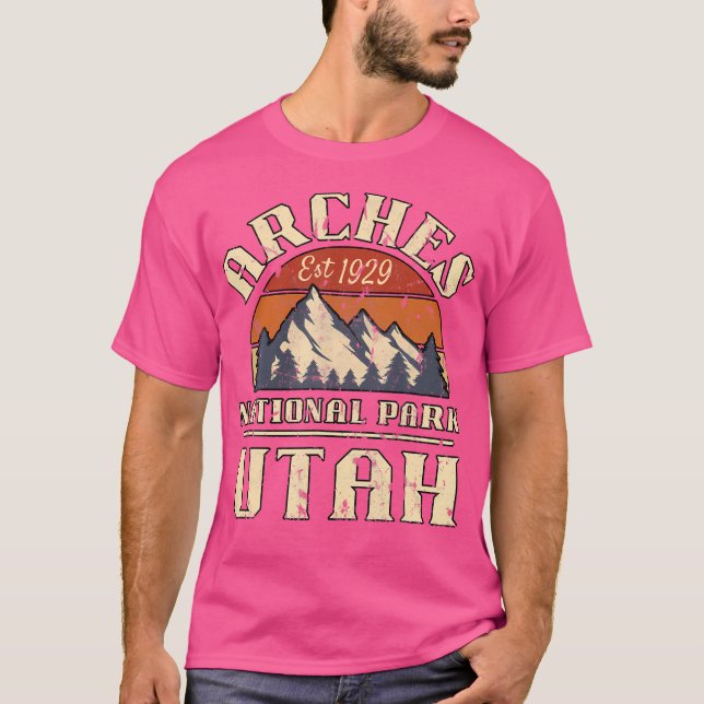 Arches Utah Nature Hiking Mountains Outdoors Vinta T-Shirt (Front)