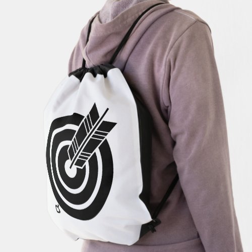 Arrow hit a round target Drawstring Bags