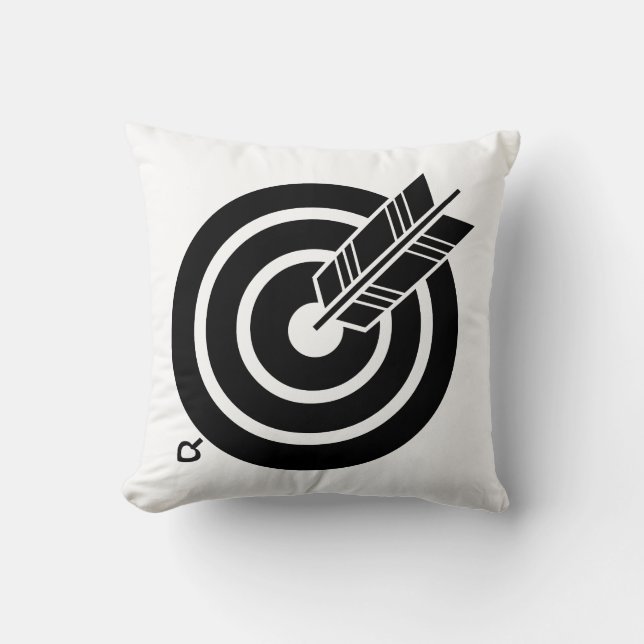 Arrow hit a round target throw pillow (Front)