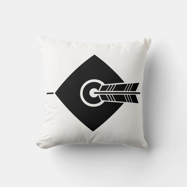 Arrow hit target throw pillow (Front)