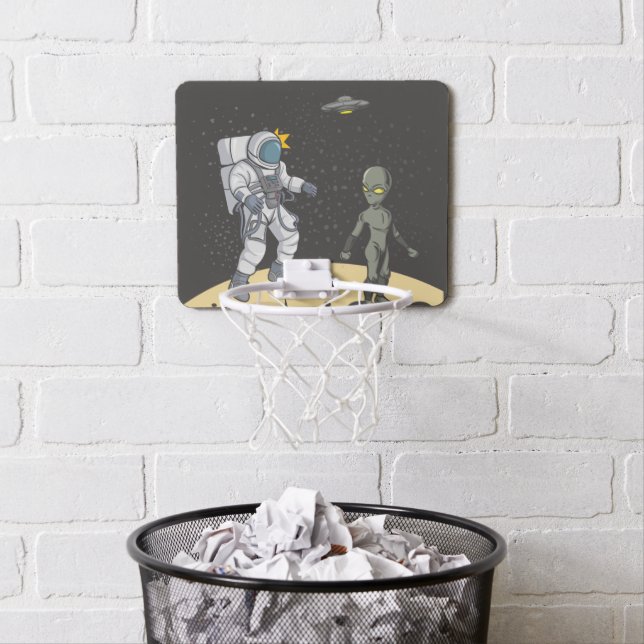 Astronaut and alien    mini basketball hoop (In Situ)