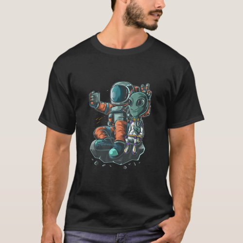 Astronaut Roswell Alien Slefie Funny Graphic  T_Shirt
