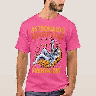 Astronauts' Favorite Day Is Moon-day - Funny Jokes T-Shirt