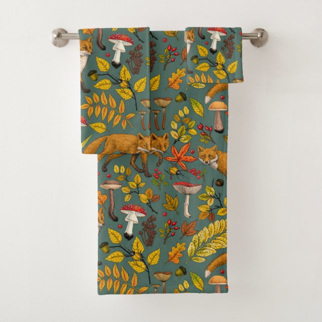 Autumn foxes on pine green bath towel set (Insitu)