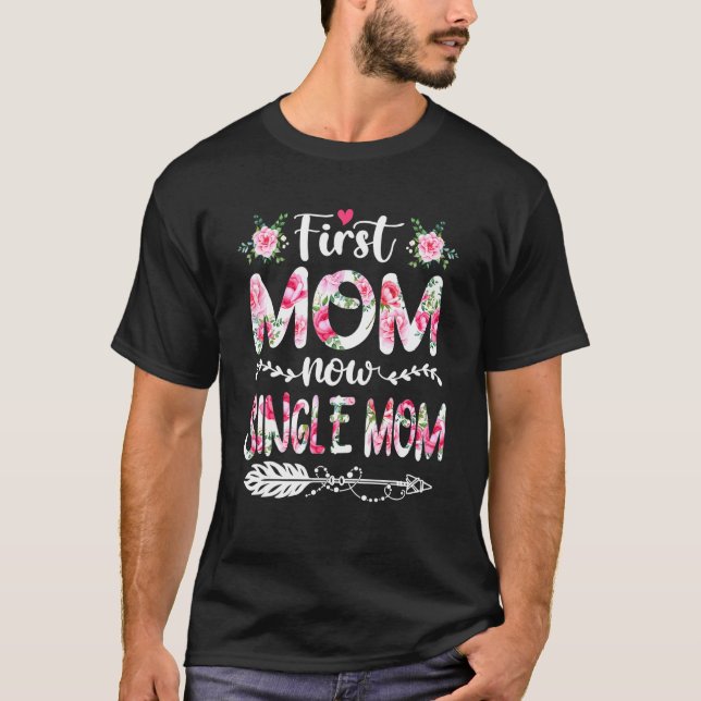 Awesome First Mom Now Single Mom Family Matching M T-Shirt (Front)
