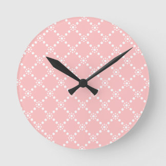 Baby Baby rosa mit weißen Blumen Round Clock