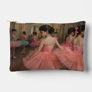 Bailarinas en una gran sala de estilo rocóco accessory pouch