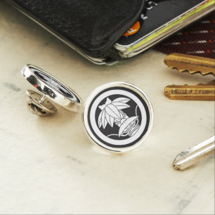 Bamboo and sedge hat in circle lapel pin